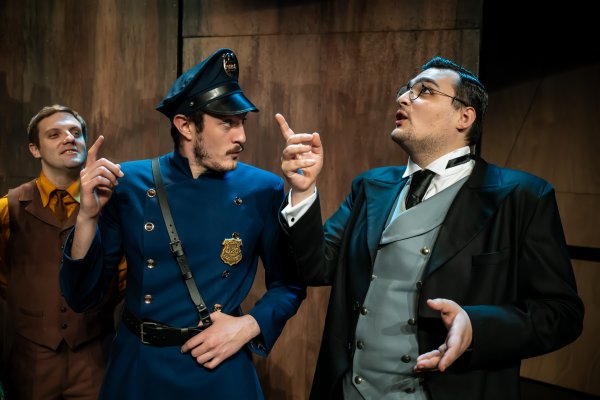 Ivanković je batler i svojevrsni vodič kroz kaos, ujedno i glumac koji točno zna što farsa traži