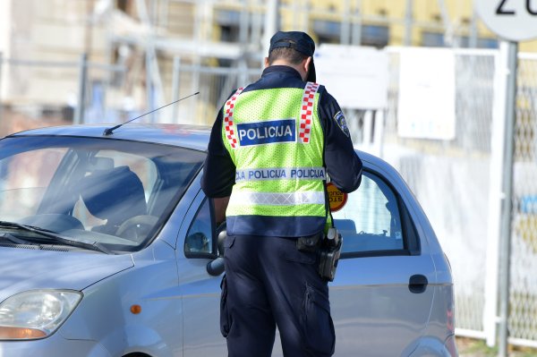 Vozio pijan i bez dozvole, vrijeđao policiju kad su ga zaustavili
