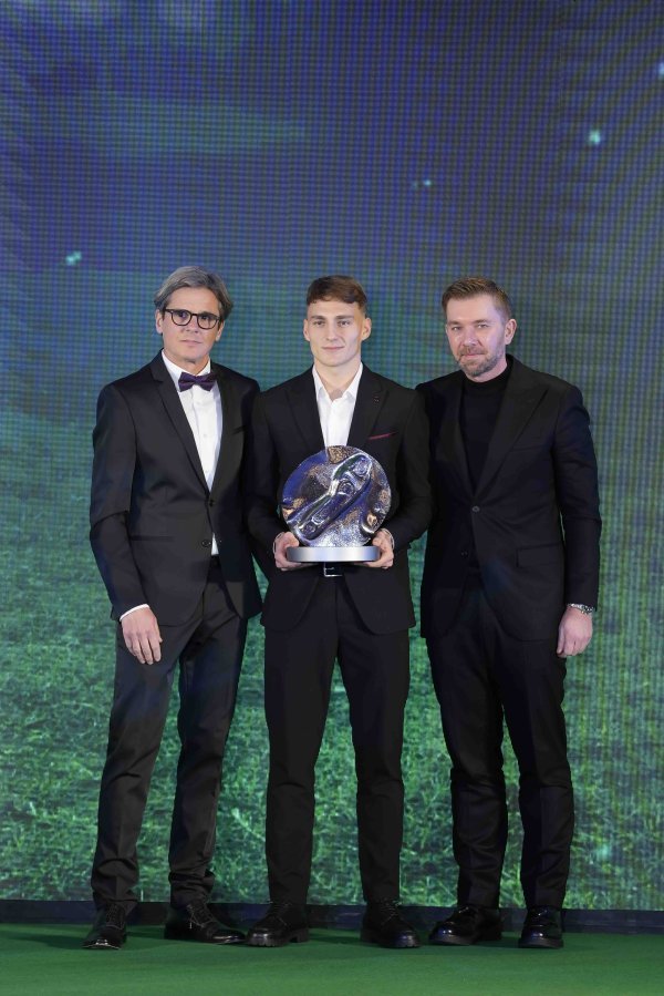 Toni Fruk, s nagradom, desno Mario Mesaroš, predsjednik Uprave RALU Logistik, lijevo Silvijo Škrlec, idejni začetnik i voditelj projekta Kapetani biraju