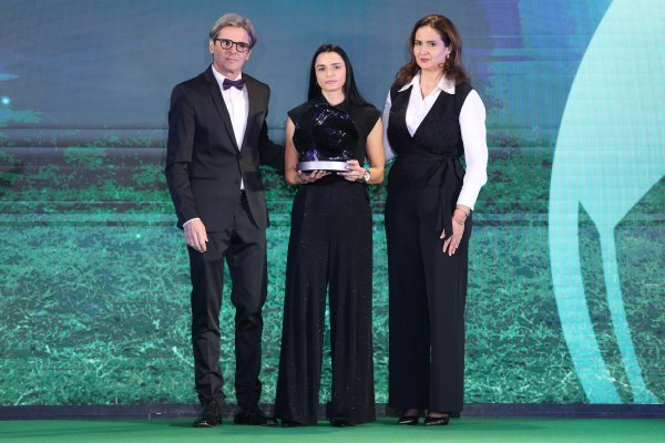 Jasna Đoković, s nagradom, Ana Ciglenečki, direktorica javnih poslova, komunikacija i održivog poslovanja tvrtke Coca-Cola Adria i Silvijo Škrlec, voditelj projekta Kapetani biraju