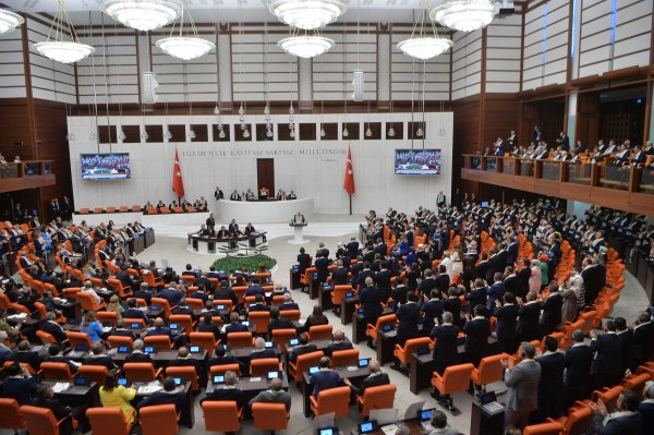 [VIDEO] Letjele šake u turskom parlamentu: Sve je krenulo kad se spomenulo Ataturka