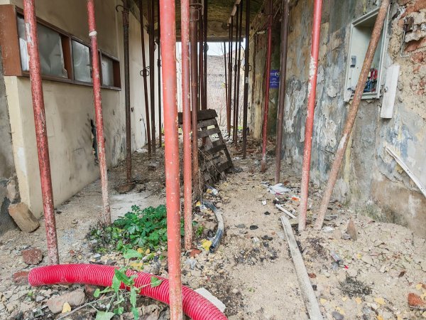 Neki od prolaza među kućama gdje obnova još nije završena