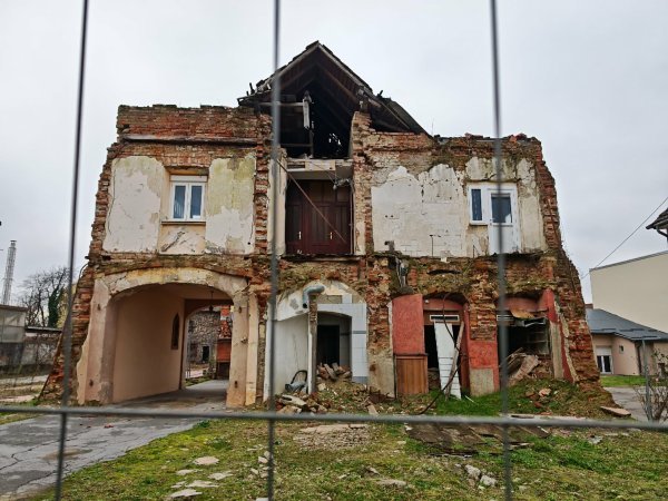 Podsjetnici na zastrašujući potres i dalje su u Petrinji