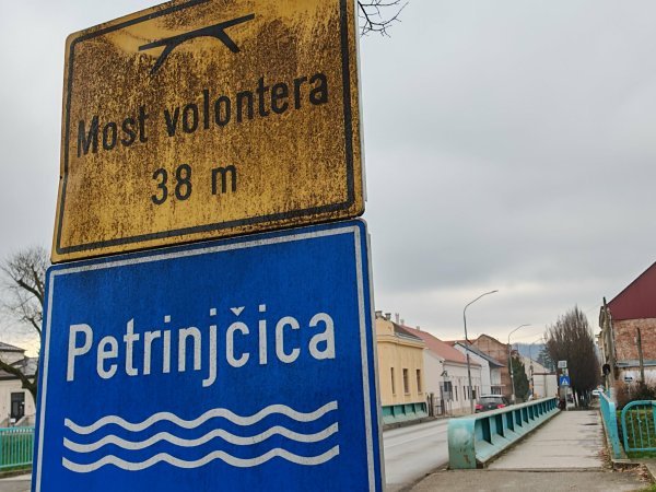 Petrinja je i dalje zahvalna volonterima koji su pomogli u sanaciji nakon potresa, po njima je nazvan most preko Petrinjčice