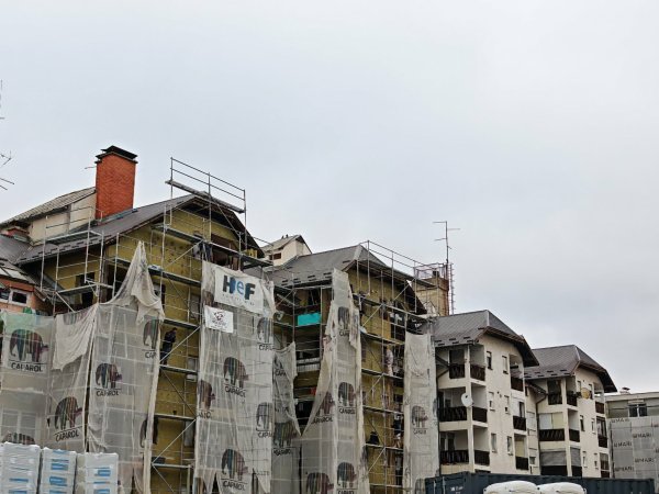 Dio zgrada je obnovlljen, ali na drugima se još radi