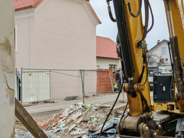 Bageri se mogu redovno vidjeti u Petrinji