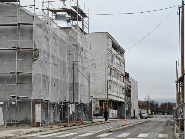 Neke su zgrade kompletno pod skelama