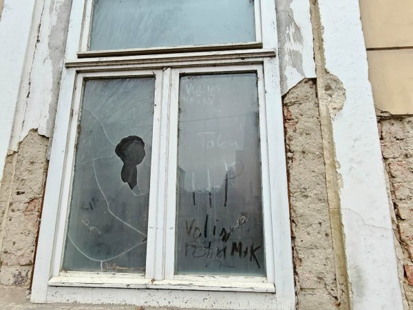 Mladež nismo sreli na petrinjskim ulicama u jutarnjim satima, ali njihovi tragovi su vidljivi na oštećenim objektima gdje navode da vole hašiš (desni prozor gore) ili jedni druge