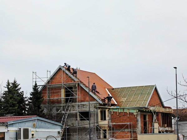 Radnike koji rade na obnovi možete naći na krovovima