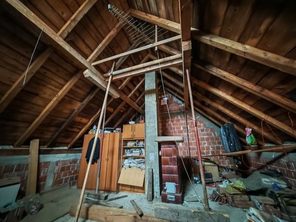 Zdravko je sam učvrstio krov na tavanu svoje kuće