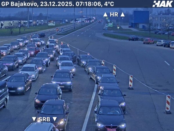Kolona na Bajakovu duga je šest kilometara i povećava se: Na cestama prijeti poledica