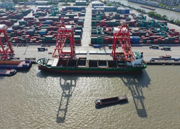 Kontejneri u šangajskoj luci (ilustracija)