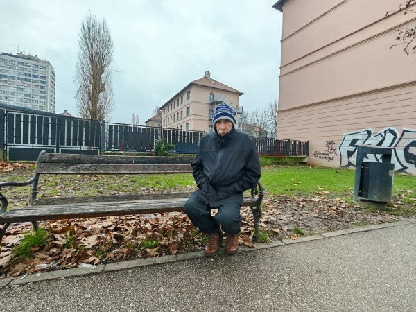 Zaogrnut u jaknu, Nenad nam je pokazao jednu od klupa gdje spava u ljetnim mjesecima, ali je prehladno u prosincu