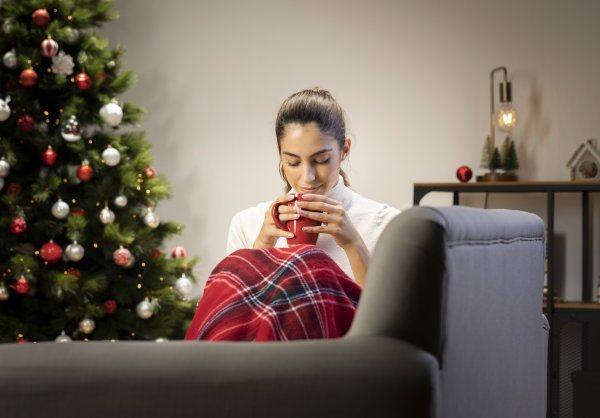 Znakovi da osoba prolazi kroz teško razdoblje: povlačenje iz društva, razdražljivost, nagle promjene raspoloženja, pretjerana konzumacija alkohola, problemi sa spavanjem, kronični umor, rastresenost i zaboravljivost.