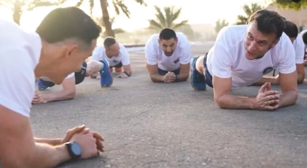 [VIDEO] Macron pokazao u kakvoj je dobroj formi: Pogledajte kako je trenirao s vojnicima u Abu Dhabiju