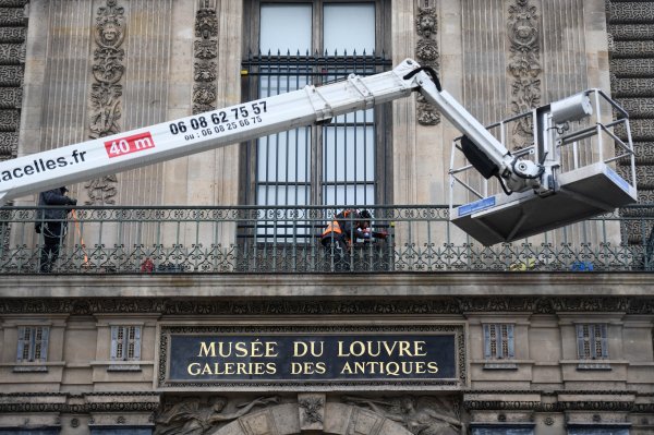 Louvre ima nove mjere sigurnosti - stigla velika metalna rešetka