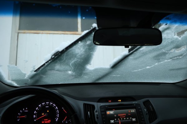 Pazite, na brojnim cestama ima i snijega/ilustracija