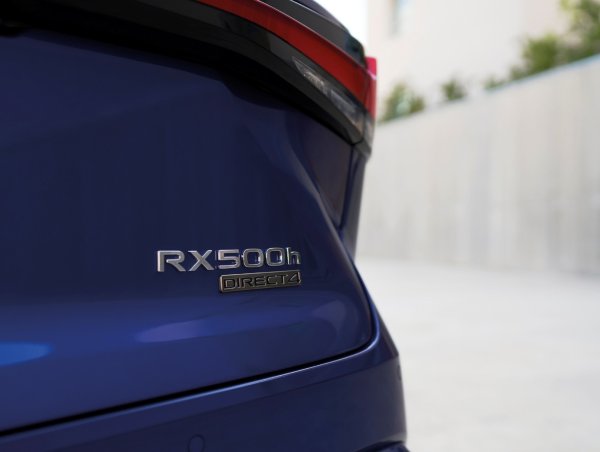 Zahvaljujući ovoj besplatnoj opciji, vozači Lexusa ne trebaju brinuti oko stanja baterije svojeg auta