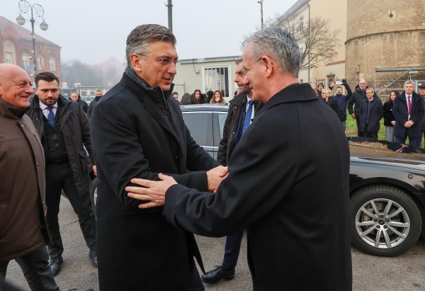 Plenković uputio božićnu čestitku zagrebačkom nadbiskupu: 'Radujemo se polnoćki'