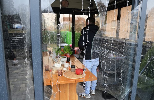 Preko 200 gelera na terasi nakon bačene bombe na kuću: 'Ne znamo što nas čeka kad otvorimo vrata'