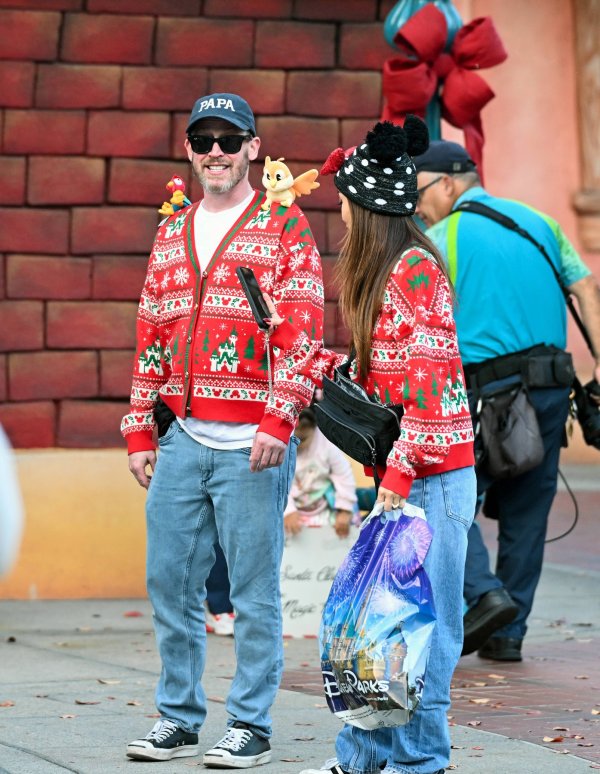 Macaulay Culkin i Brenda Song u Disneylandu