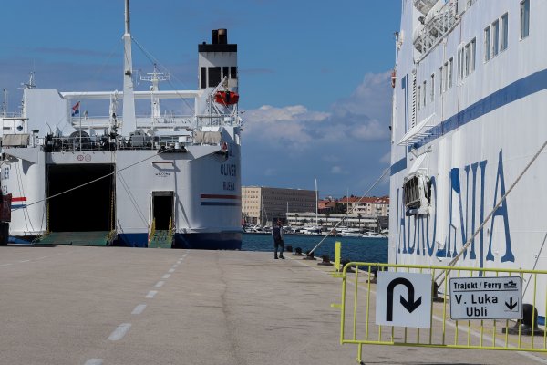 HAK: Ceste su skliske, a obustavljeno je i nekoliko trajektnih i brodskih linija