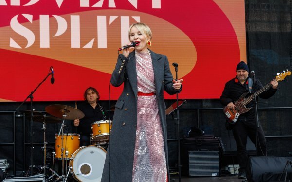 Blještava haljina uz strogi kaput: Danijela Martinović oduševila blagdanskim glamurom