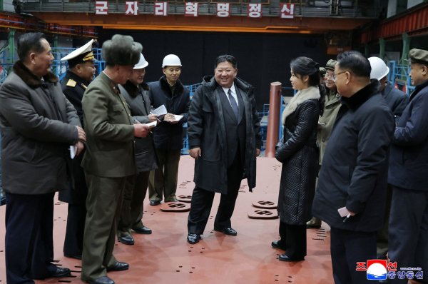 S. Koreja naoružava se do zuba: Kim Jong Un s kćerkom obišao novu podmornicu, nadgledao lansiranje
