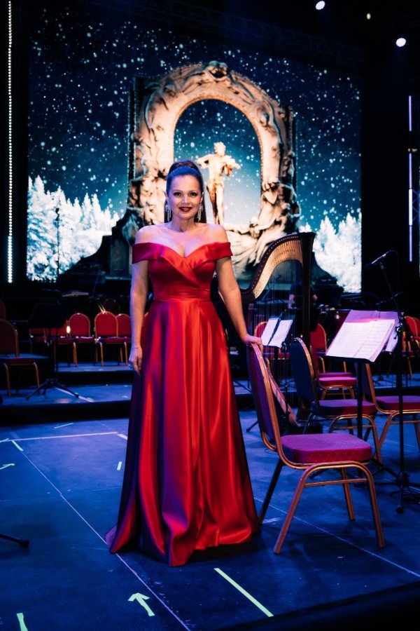 Sandri Bagarić u blagdanskom izdanju u crvenom nemoguće je naći manu