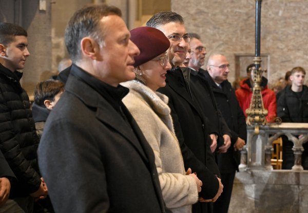 VIDEO/FOTO Božićna misa u Zagrebačkoj katedrali: Došli Plenković, Jandroković, Božinović...