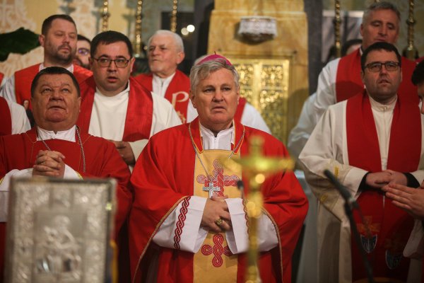 Na kraju mise u Sisku pozdravljeni strani radnici