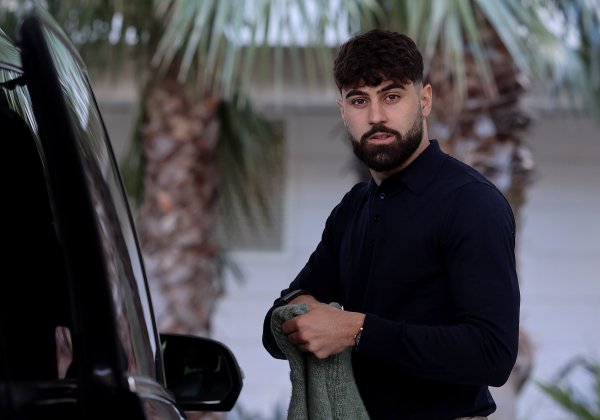 Joško Gvardiol snimljen na zagrebačkoj špici u zagrljaju misteriozne plavuše, kupio joj je i buket ruža