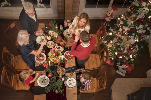 Evo što se zapravo događa s vašim mozgom i tijelom nakon što pretjerate s obilnim ručkom