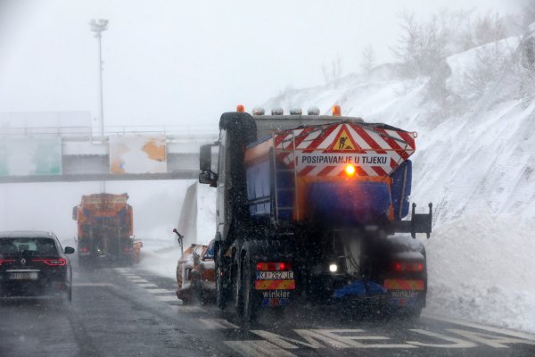 Snijeg pada u Lici i Gorskom kotaru: Ne idite na put bez zimske opreme