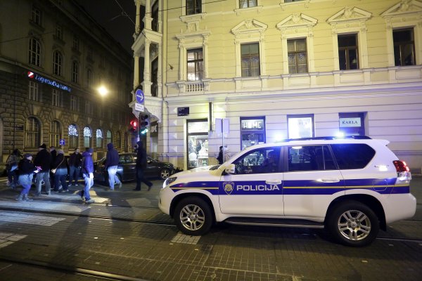 Teška nesreća u centru Zagreba: Autom pomeo semafor, udario u zgradu i radnika iz Nepala