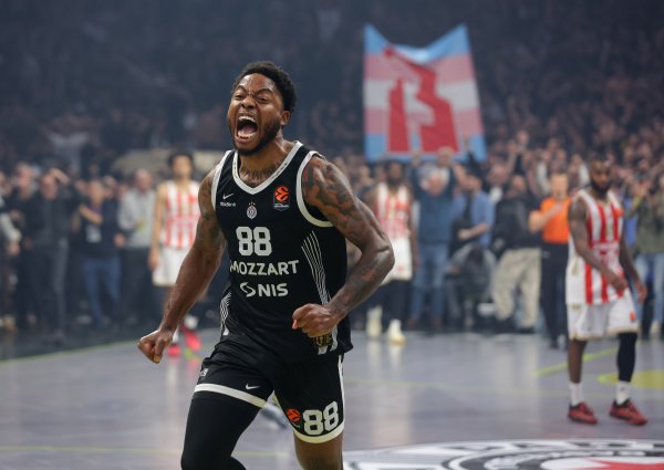 Pogledajte kako je igrač Partizana nasrnuo na navijača nakon teškog poraza