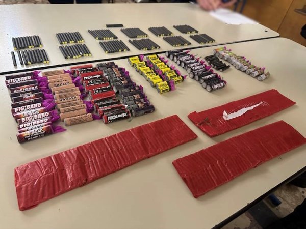 Maloljetnik u Dugavama pao s gomilom pirotehnike, nastradat će - roditelji