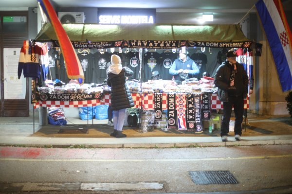 Atmosfera ispred Arene prije Thompsonovog koncerta