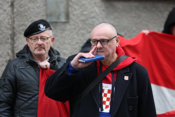 Dražen Keleminec pred stanom Tomislava Tomaševića pjeva Thompsonove pjesme