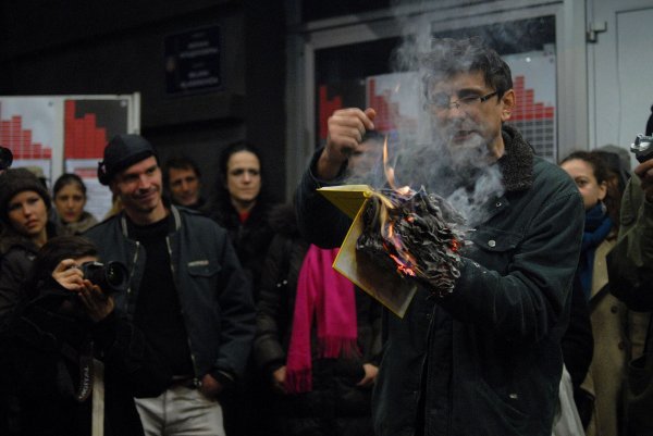 Siniša Labrović u performansu Svjetlost knjige, Beograd, 2011. Stanislav Milojković/WHW