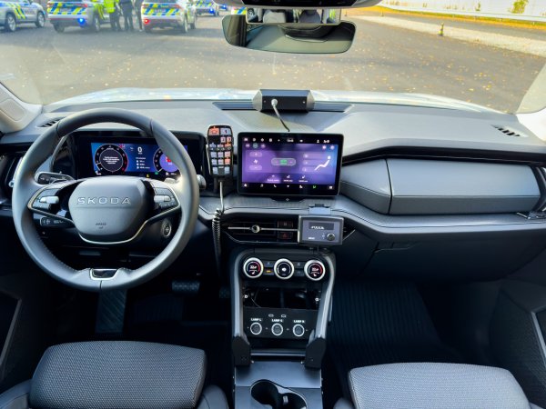 Policijski automobil se od standardnog modela razlikuje po dodatnoj opremi; na primjer, obratite pozornost na dodatni unutarnji retrovizor