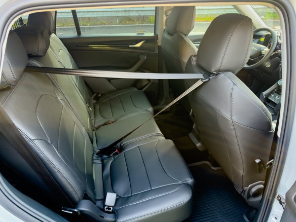 Demonstracija pripremljenog sigurnosnog pojasa za uhićenu osobu