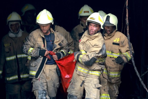 16 osoba poginulo u požaru doma za starije osobe, vatrogasci spašavaju zarobljene