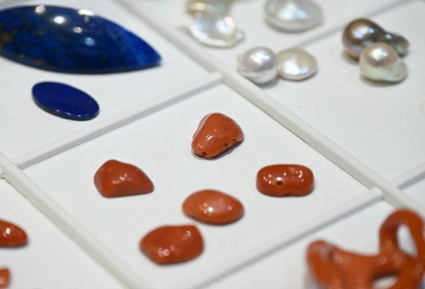 Izrada nakita, jedan je od raznih vidova obrtništva/ilustracija