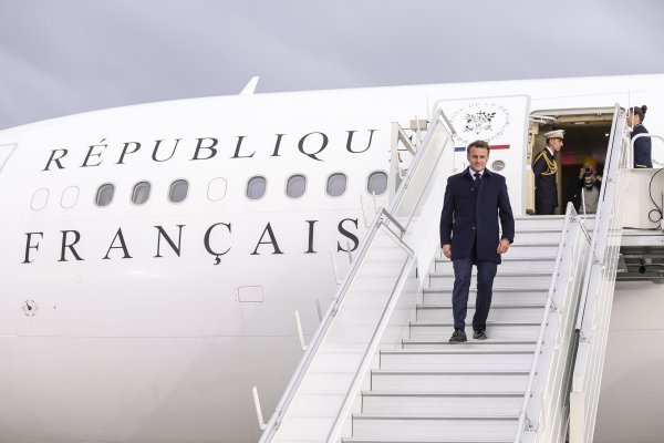 Emmanuel Macron ispred predsjedničkog zrakoplova