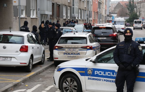 Thompsonovi pristaše pred stanom Tomislava Tomaševića.