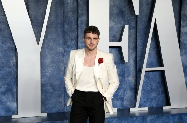 Paul Mescal s brošem u obliku ruže