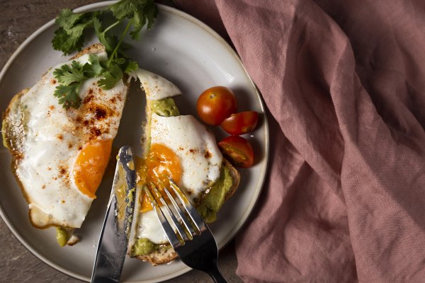 Jaje na oko ima oko 10 grama masti po porciji.