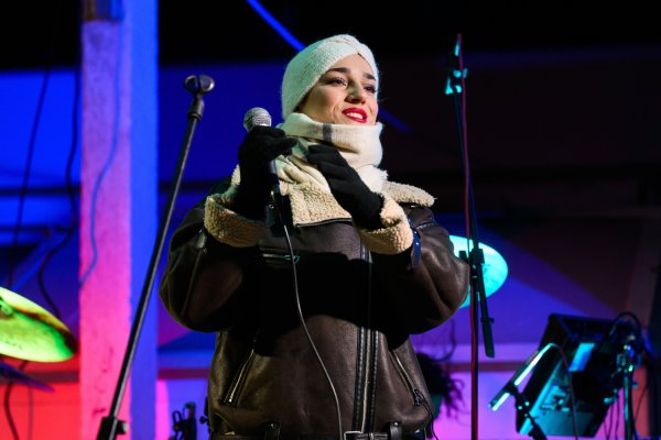 Spremna na udare bure: Pjevačica Magazina stigla na koncert zabundana do neprepoznatljivosti