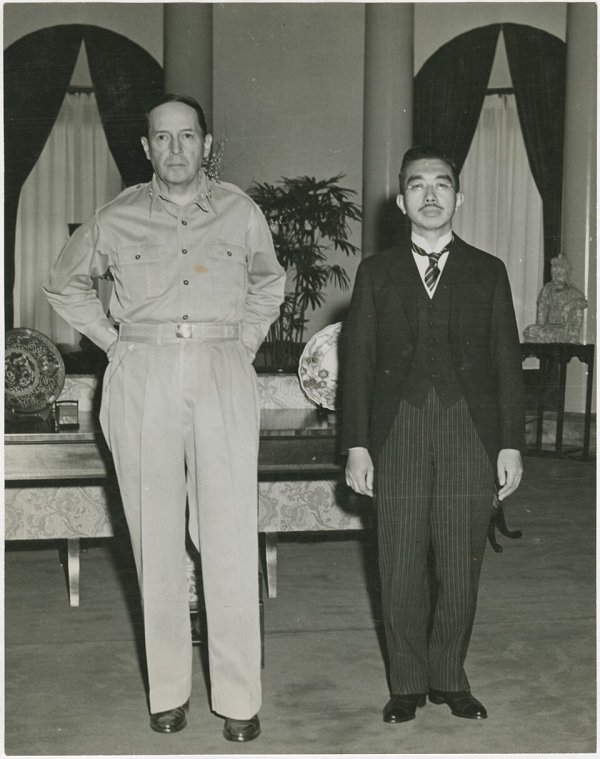 General MacArthur s japanskim carem Hirohitom